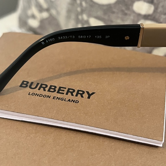Brand new condition Burberry polarized sunglasses. BE4160 - Picture 6 of 10